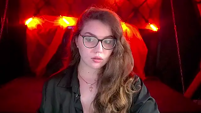 Snapshot of LuxSopphia chatting on November 8, 8:29 pm LuxSopphia online show from November 8, 8:29 pm