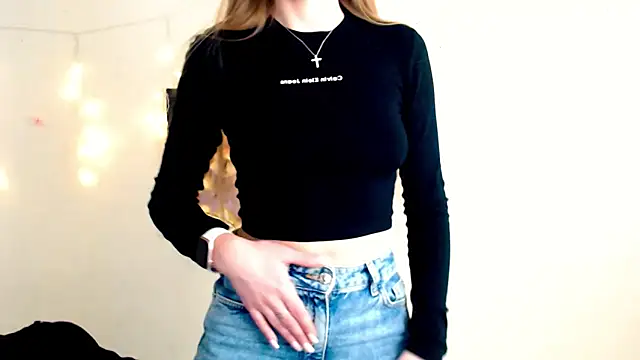 Snapshot of Doll_Angelina chatting on March 7, 9:28 am Doll Angelina online show from March 7, 9:28 am