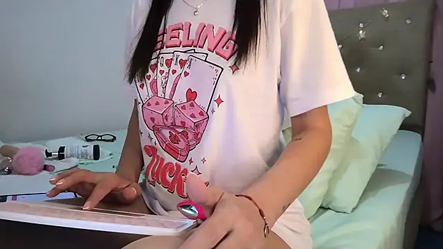 Snapshot of sofia8428 chatting on March 2, 11:44 pm sofia8428 online show from March 2, 11:44 pm