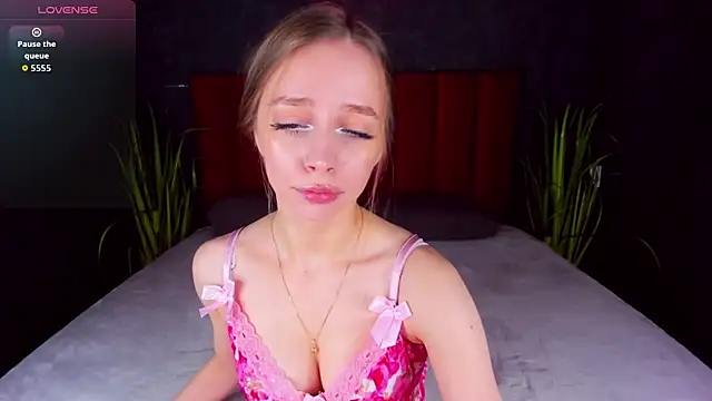 Amy Waynee online show from October 5, 4:05 pm