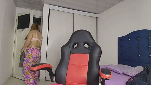 Snapshot of lovehotpink chatting on October 18, 3:53 am lovehotpink online show from October 18, 3:53 am