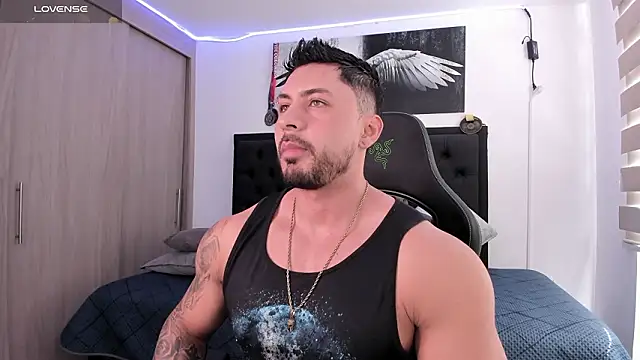 Snapshot of santi_aesthetic chatting on February 3, 2:44 pm santi aesthetic online show from February 3, 2:44 pm