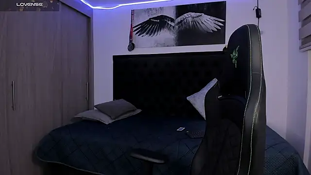 Snapshot of santi_aesthetic chatting on February 14, 12:51 am santi aesthetic online show from February 14, 12:51 am