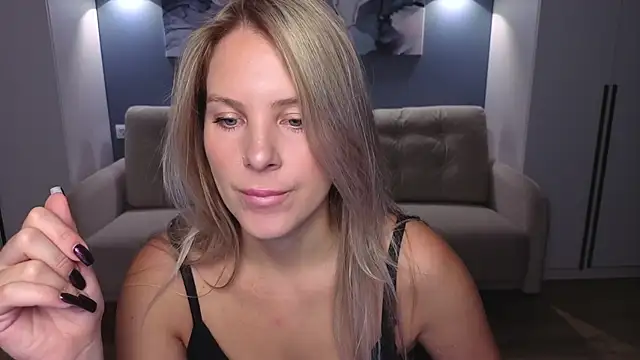 MelanieBennett online show from October 18, 6:05 am