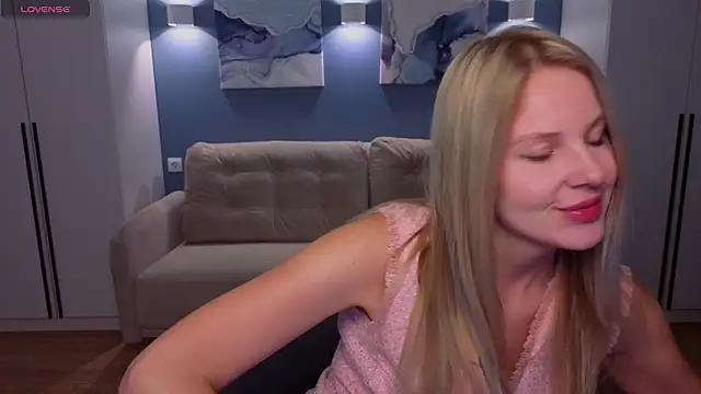 MelanieBennett online show from May 3, 6:08 am
