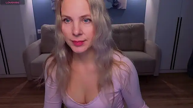 MelanieBennett online show from May 10, 6:07 am