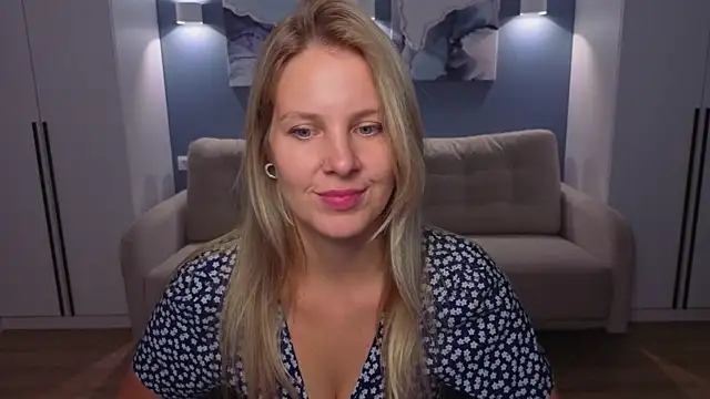 MelanieBennett online show from July 19, 8:51 am