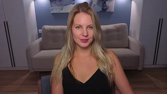 MelanieBennett online show from July 28, 8:54 am