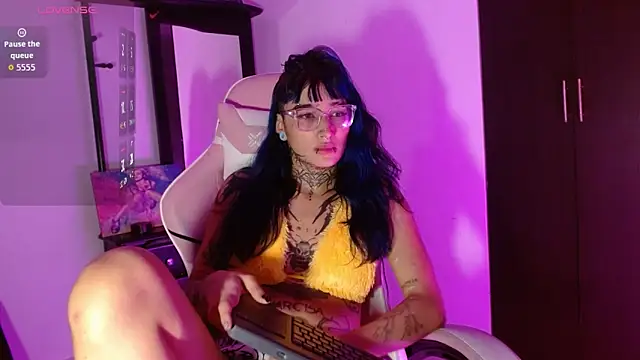 Snapshot of SharaRoss1 chatting on November 14, 8:13 am SharaRoss1 online show from November 14, 8:13 am