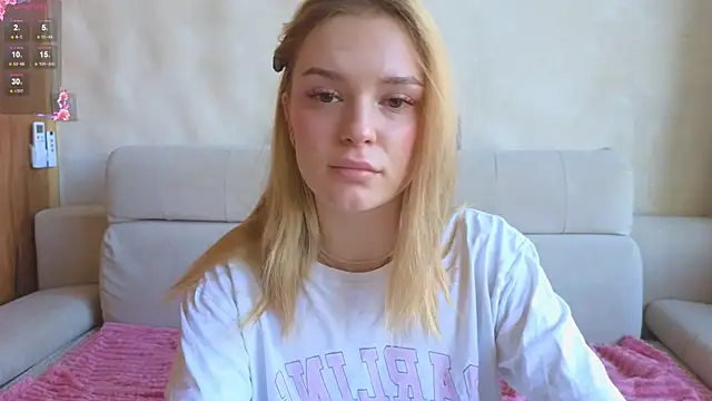 Snapshot of Cyberheart_ chatting on December 15, 9:13 am Cyberheart online show from December 15, 9:13 am