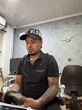 Snapshot of PapiStan chatting on October 31, 2:18 pm PapiStan online show from October 31, 2:18 pm