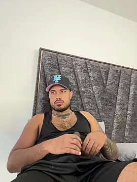 Snapshot of PapiStan chatting on November 11, 10:43 pm PapiStan online show from November 11, 10:43 pm