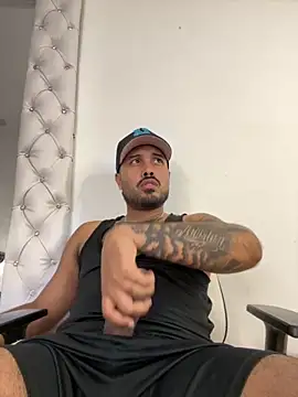 Snapshot of PapiStan chatting on December 5, 4:21 am PapiStan online show from December 5, 4:21 am