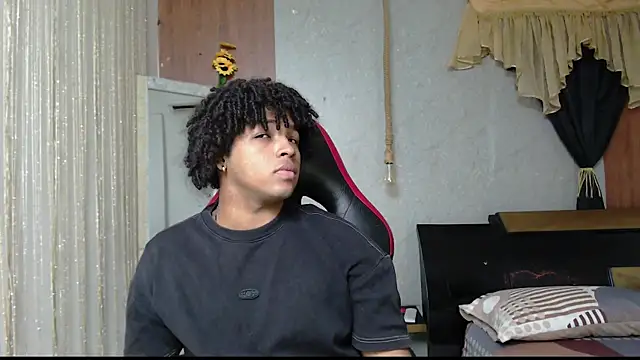 Snapshot of black_king_241 chatting on April 14, 2:50 am black king 241 online show from April 14, 2:50 am