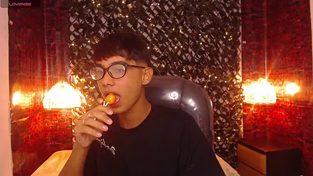 Snapshot of OliverTwinky chatting on March 21, 4:49 am OliverTwinky online show from March 21, 4:49 am