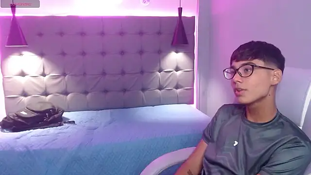 Snapshot of OliverTwinky chatting on March 22, 4:24 am OliverTwinky online show from March 22, 4:24 am