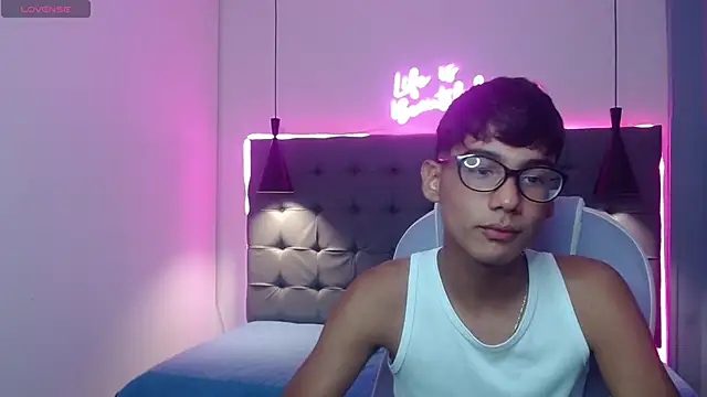 Snapshot of OliverTwinky chatting on March 23, 4:16 am OliverTwinky online show from March 23, 4:16 am