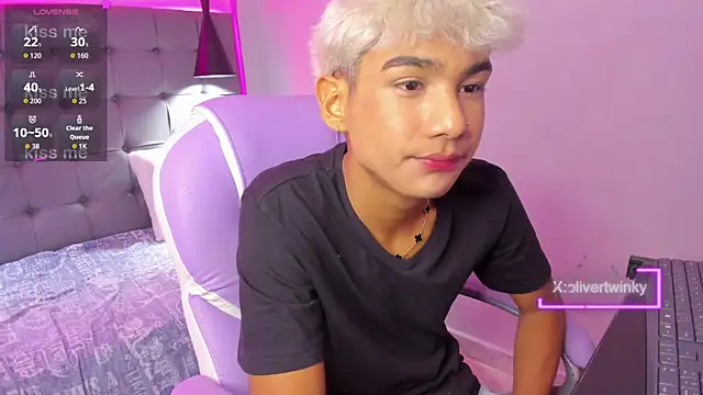 Snapshot of OliverTwinky chatting on September 10, 5:07 am OliverTwinky online show from September 10, 5:07 am