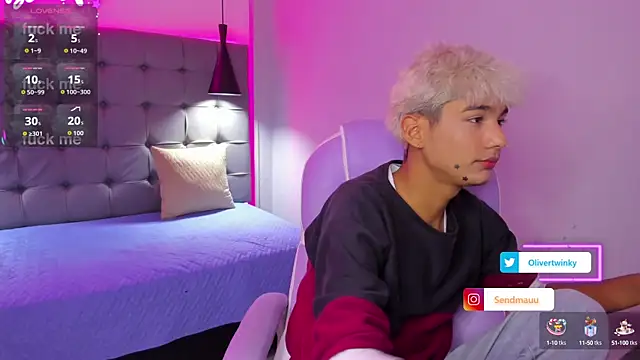 Snapshot of OliverTwinky chatting on September 13, 4:23 am OliverTwinky online show from September 13, 4:23 am