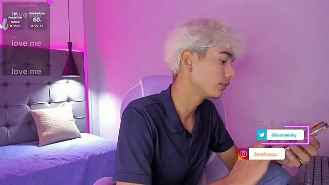 Snapshot of OliverTwinky chatting on September 14, 5:06 am OliverTwinky online show from September 14, 5:06 am