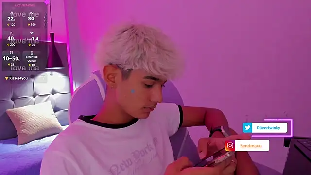 Snapshot of OliverTwinky chatting on September 16, 3:57 pm OliverTwinky online show from September 16, 3:57 pm