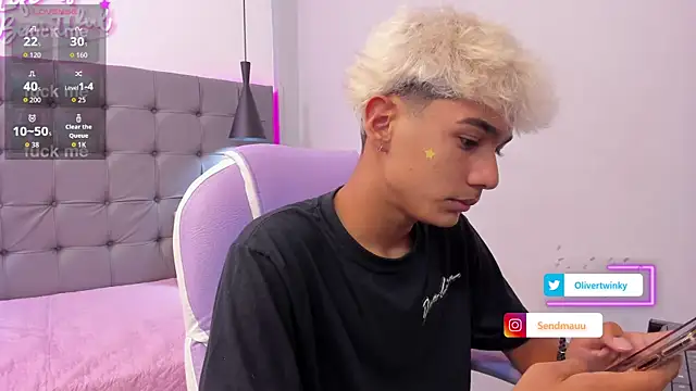 Snapshot of OliverTwinky chatting on September 23, 5:43 am OliverTwinky online show from September 23, 5:43 am