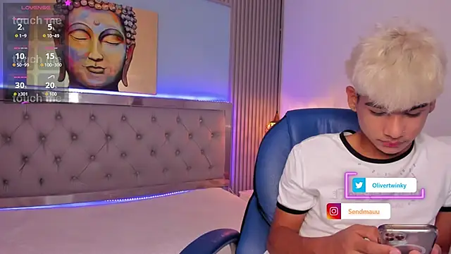 Snapshot of OliverTwinky chatting on September 28, 2:11 pm OliverTwinky online show from September 28, 2:11 pm