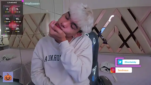 Snapshot of OliverTwinky chatting on October 3, 1:30 pm OliverTwinky online show from October 3, 1:30 pm