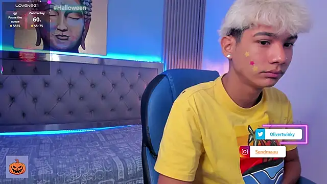 Snapshot of OliverTwinky chatting on October 5, 2:37 pm OliverTwinky online show from October 5, 2:37 pm