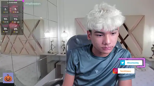 Snapshot of OliverTwinky chatting on October 7, 2:03 pm OliverTwinky online show from October 7, 2:03 pm