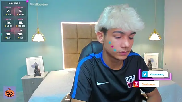 Snapshot of OliverTwinky chatting on October 8, 9:34 pm OliverTwinky online show from October 8, 9:34 pm