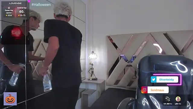 Snapshot of OliverTwinky chatting on October 10, 1:32 pm OliverTwinky online show from October 10, 1:32 pm