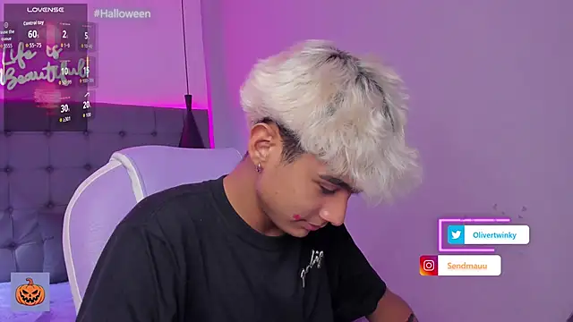 Snapshot of OliverTwinky chatting on October 13, 5:07 am OliverTwinky online show from October 13, 5:07 am