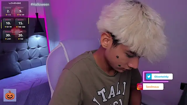 Snapshot of OliverTwinky chatting on October 17, 10:45 pm OliverTwinky online show from October 17, 10:45 pm