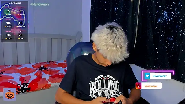 Snapshot of OliverTwinky chatting on October 18, 10:43 pm OliverTwinky online show from October 18, 10:43 pm