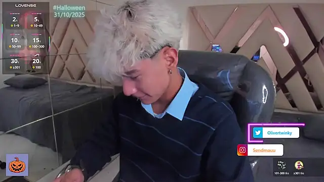 Snapshot of OliverTwinky chatting on October 22, 1:22 pm OliverTwinky online show from October 22, 1:22 pm