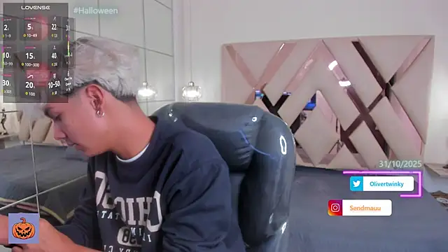 Snapshot of OliverTwinky chatting on October 25, 1:29 pm OliverTwinky online show from October 25, 1:29 pm