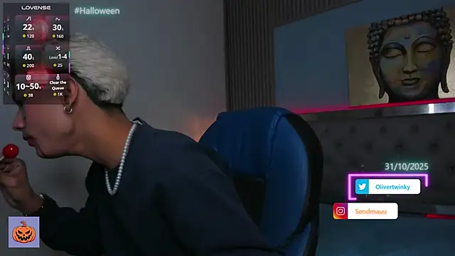 Snapshot of OliverTwinky chatting on October 28, 4:49 am OliverTwinky online show from October 28, 4:49 am