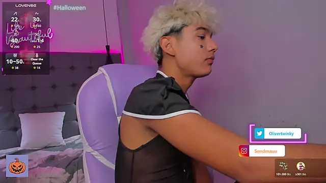 Snapshot of OliverTwinky chatting on October 31, 1:45 pm OliverTwinky online show from October 31, 1:45 pm