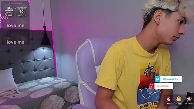 Snapshot of OliverTwinky chatting on November 5, 2:55 am OliverTwinky online show from November 5, 2:55 am