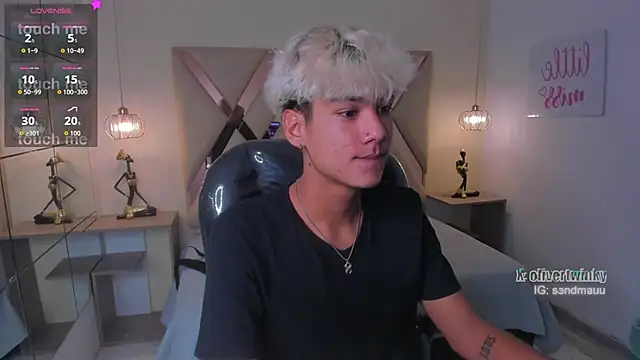 Snapshot of OliverTwinky chatting on November 13, 12:59 pm OliverTwinky online show from November 13, 12:59 pm