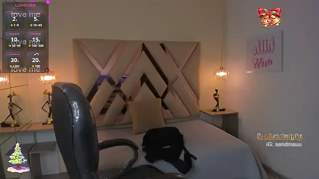 Snapshot of OliverTwinky chatting on November 14, 1:43 pm OliverTwinky online show from November 14, 1:43 pm