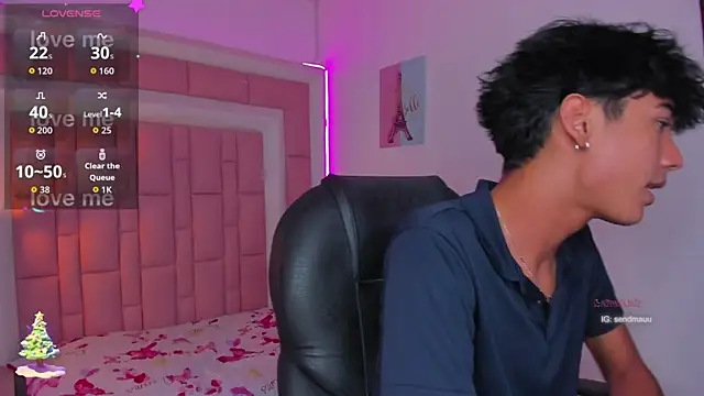 Snapshot of OliverTwinky chatting on November 20, 4:40 pm OliverTwinky online show from November 20, 4:40 pm