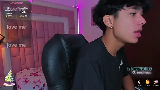 Snapshot of OliverTwinky chatting on November 21, 4:44 am OliverTwinky online show from November 21, 4:44 am