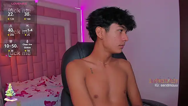 Snapshot of OliverTwinky chatting on November 21, 4:49 pm OliverTwinky online show from November 21, 4:49 pm