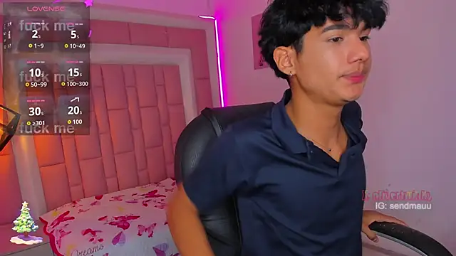 Snapshot of OliverTwinky chatting on November 24, 7:08 am OliverTwinky online show from November 24, 7:08 am