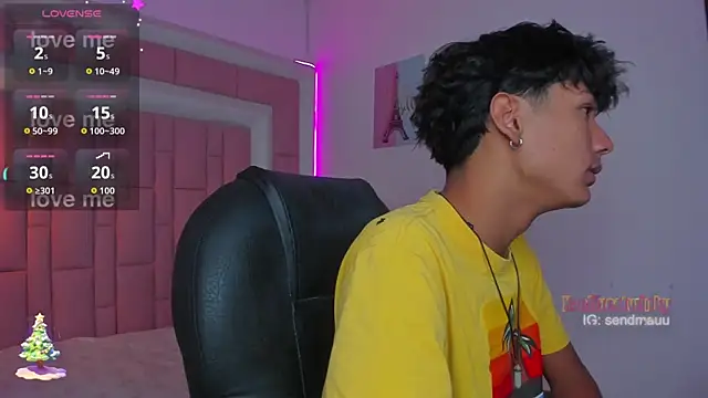 Snapshot of OliverTwinky chatting on December 3, 1:31 pm OliverTwinky online show from December 3, 1:31 pm