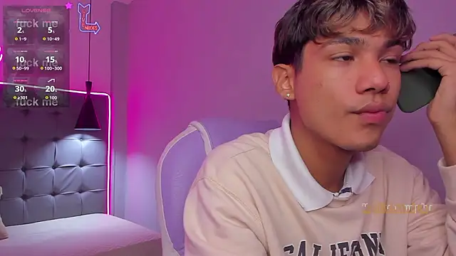 Snapshot of OliverTwinky chatting on February 5, 9:41 pm OliverTwinky online show from February 5, 9:41 pm