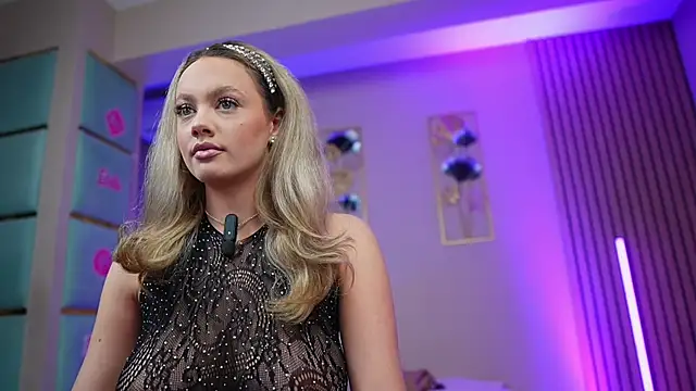 Snapshot of SabrinaJade chatting on May 2, 4:39 am SabrinaJade online show from May 2, 4:39 am