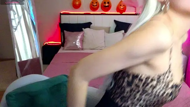 LinaLirian online show from October 26, 1:39 pm